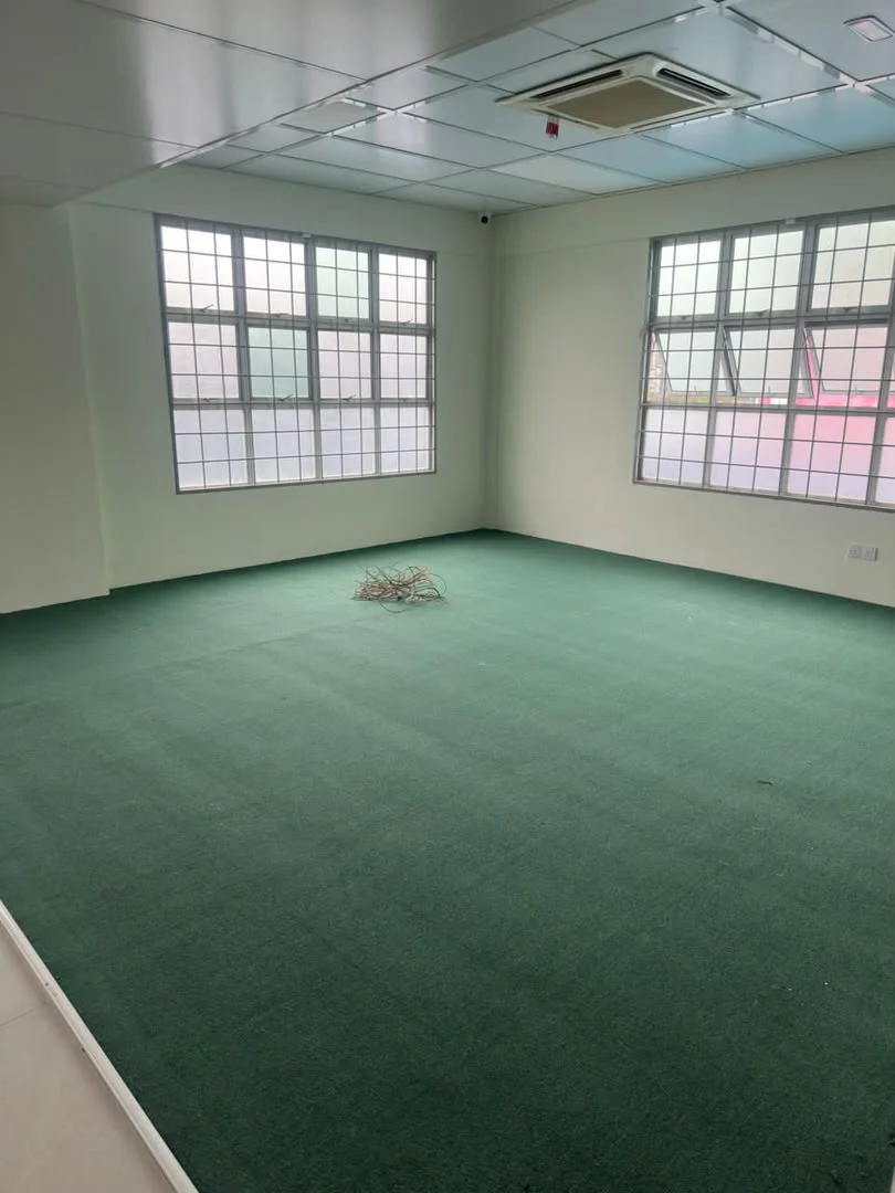 Carpet roll installation by FUZZFLOOR