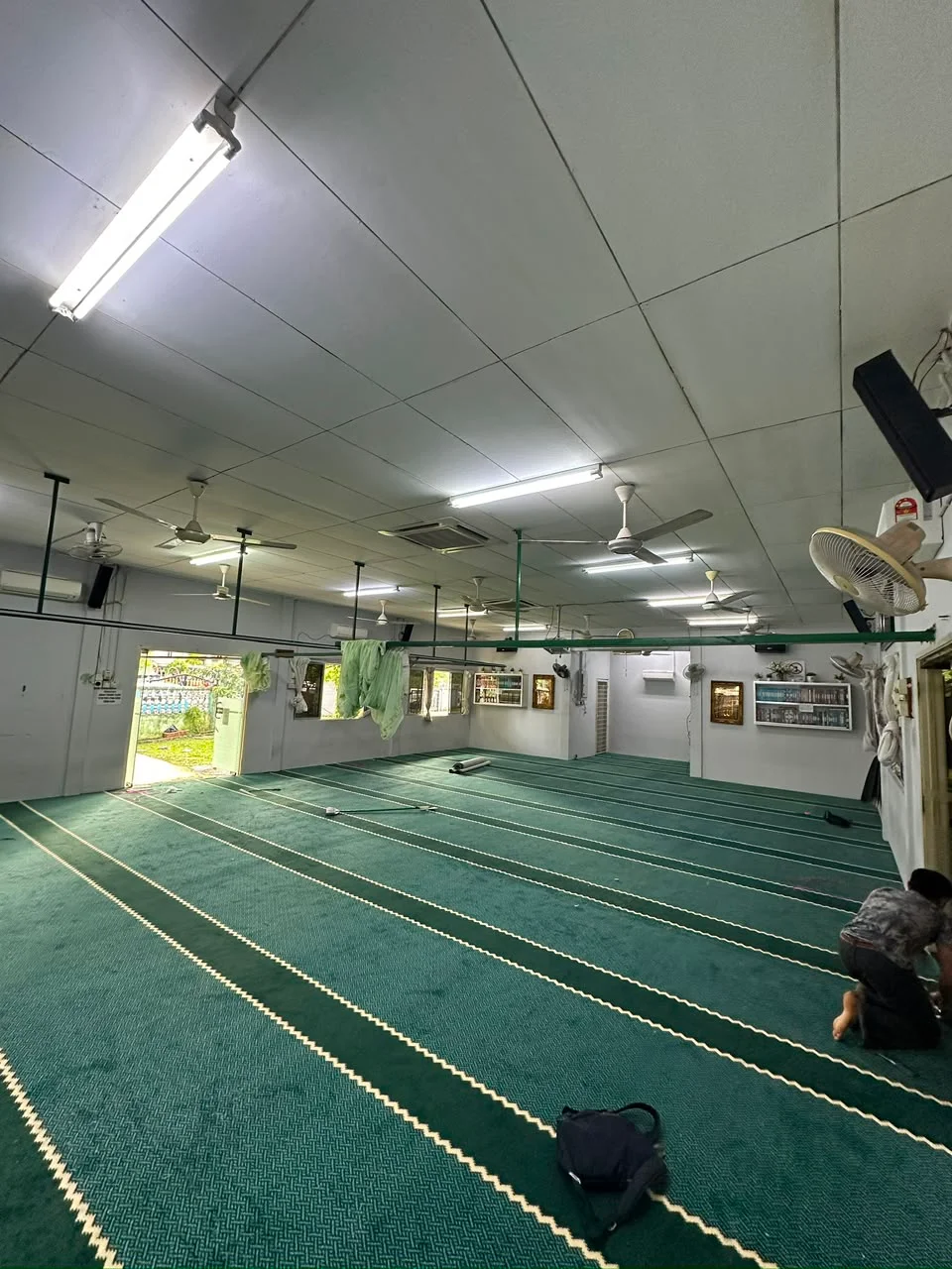 Surau carpet replacement completed by FUZZFLOOR in Malaysia.