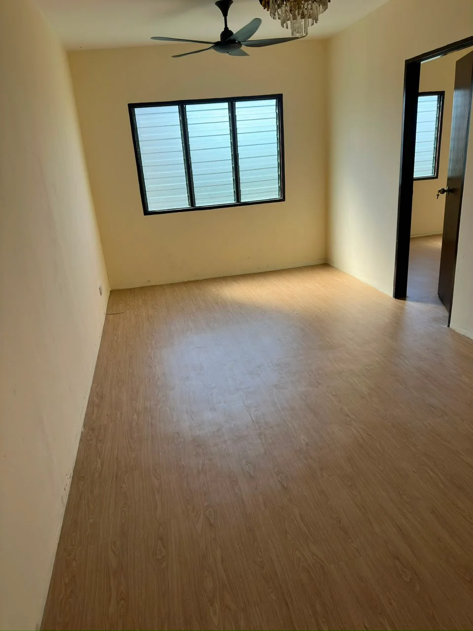 Residential vinyl flooring installation by FUZZFLOOR