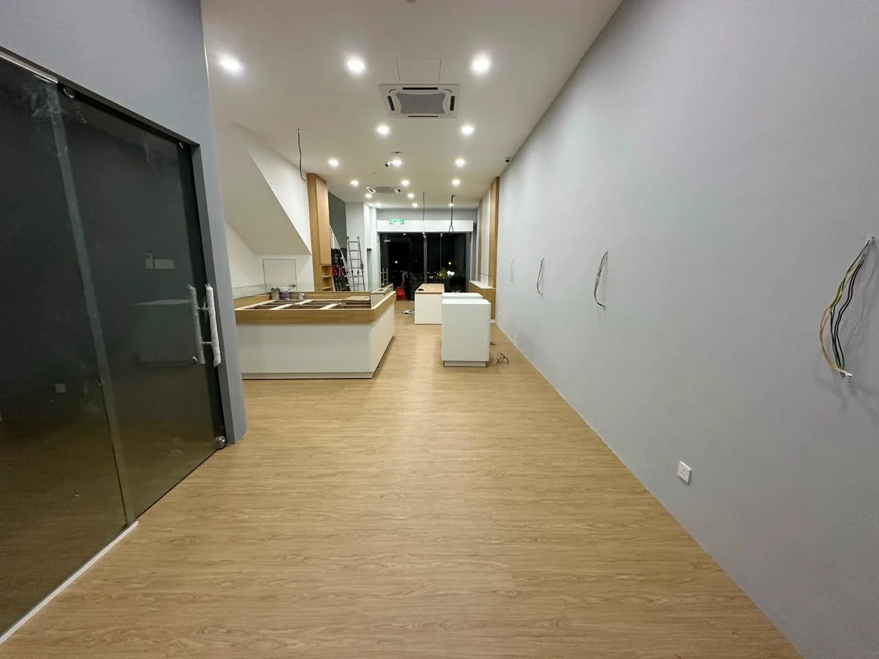 Vinyl flooring installation detail by FUZZFLOOR